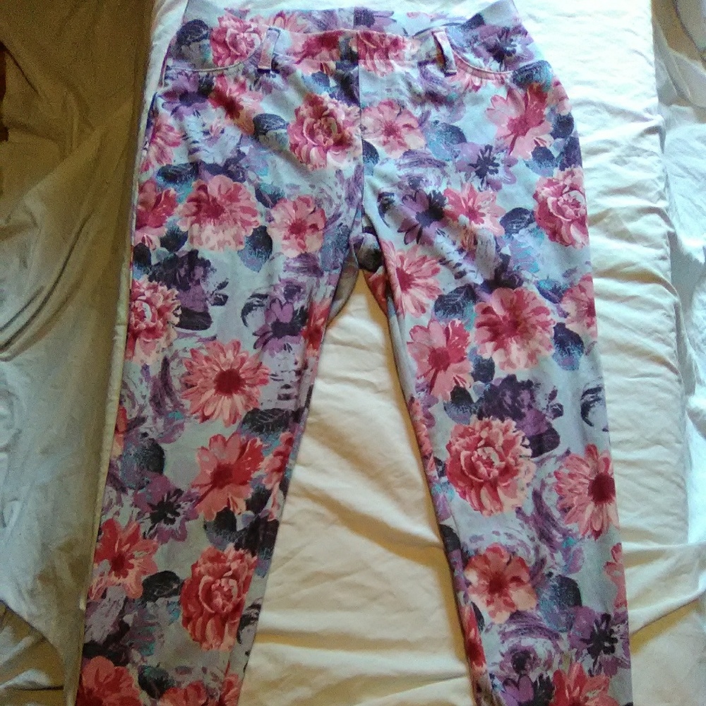 Like New!Women's Faded Glory Floral Print Jeggings